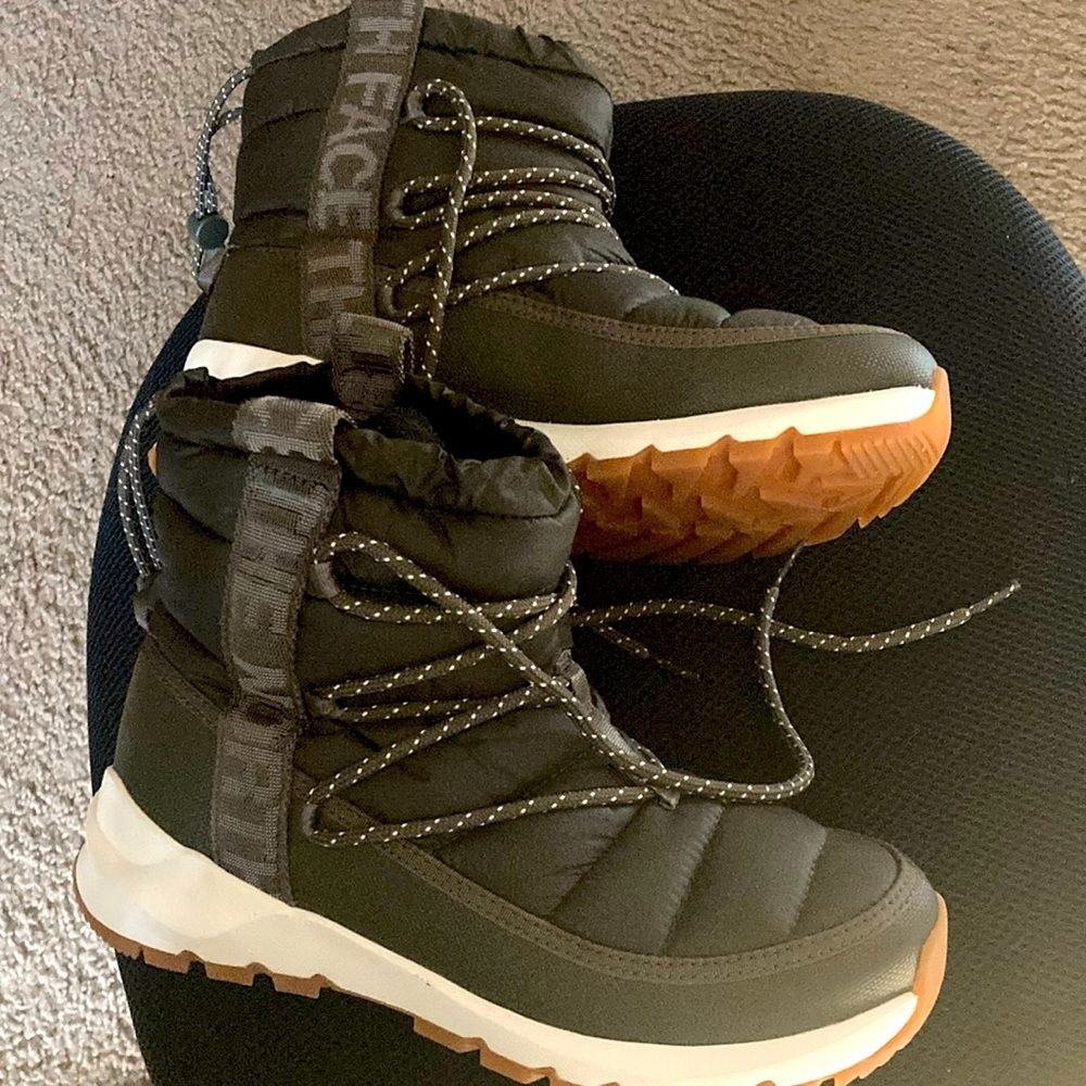 North Face boots 🥾 🥾 something to step in when the seasons change… L.D.B